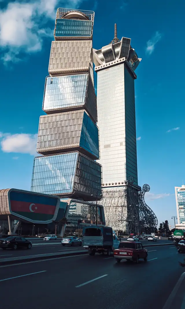 ناطحات باكو ترتفع بين الزجاج والسماء