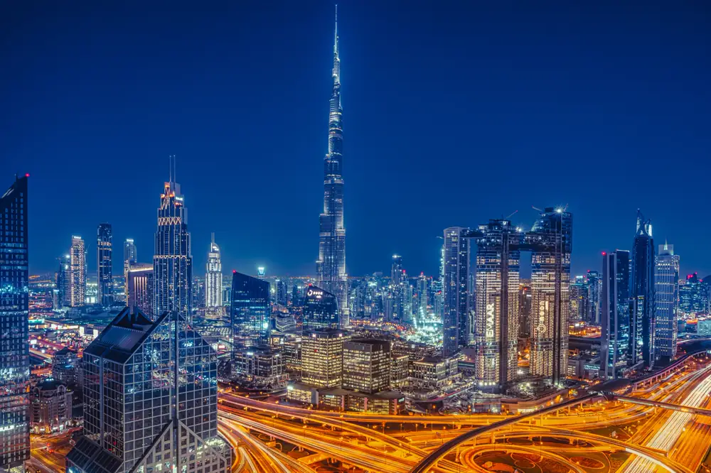 دبي ليلًا، طرق تضيء كخيوط ذهب