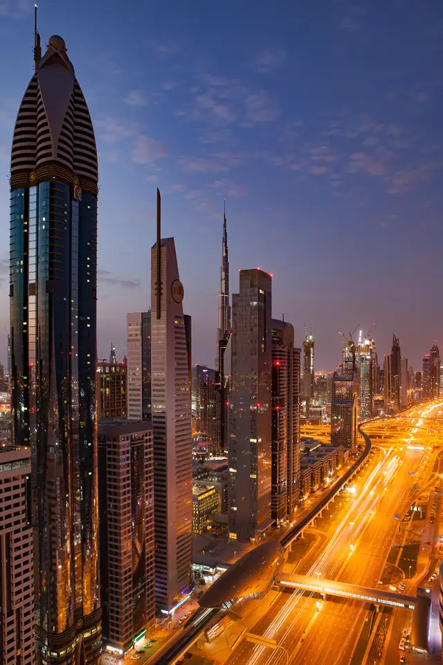 أبراج تلامس الغيوم عند الغسق