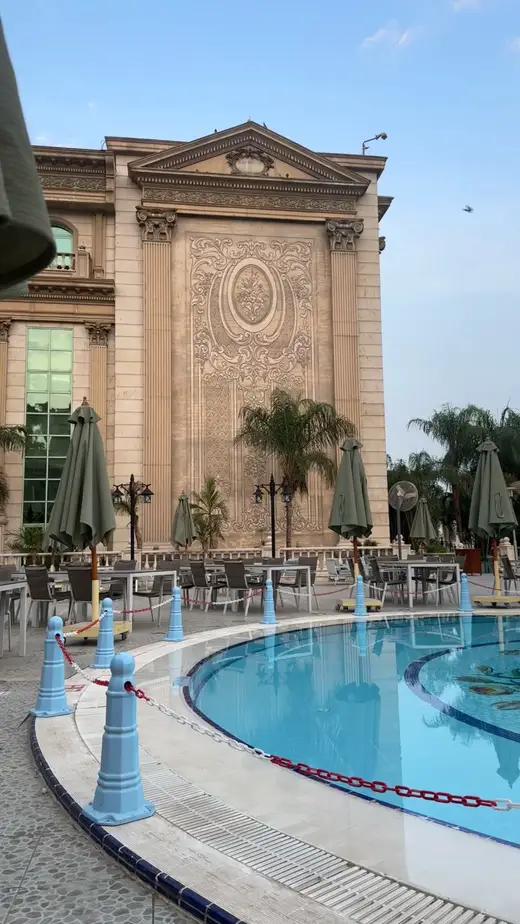 مسبح الفندق في مصر، من تصوير إحدى مسافراتنا