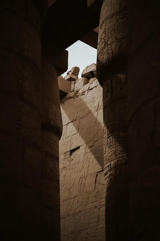 شعاع شمس بين أعمدة الكرنك، أجمل من أي صورة