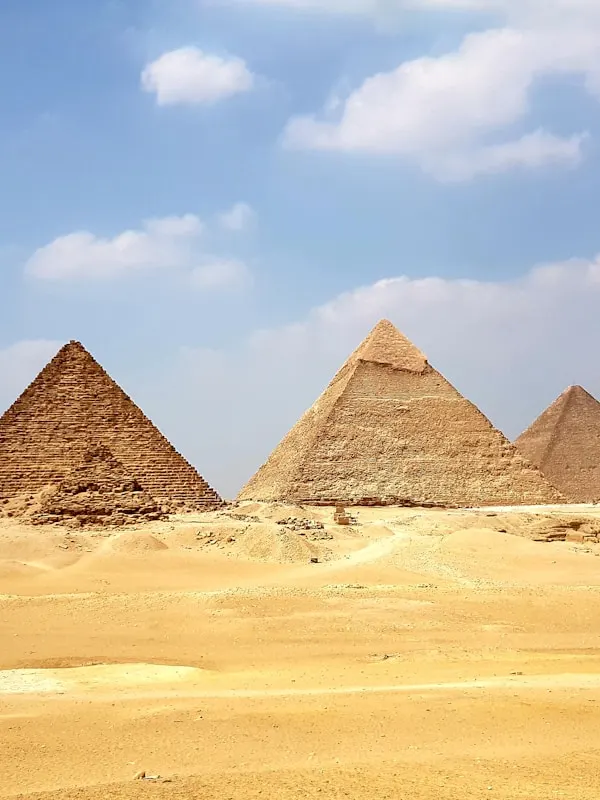 مسجد وشارع تاريخي في القاهرة القديمة